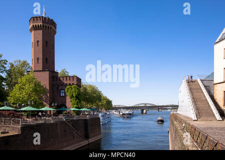 Deutschland, Köln, der Malakoff Turm am Rheinauer Hafen, rechts die Treppe des Schokoladenmuseums. Deutschland, Koeln, der malakoffturm Stockfoto