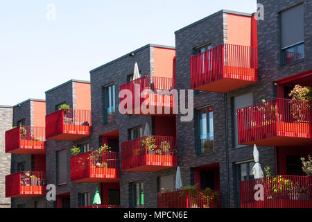 Deutschland, Köln, rot Balkon der Wohnung Gebäude Clouth 3 im Clouth Viertel im Bezirk Nippes, Kister Scheithauer Gross Architekten. Stockfoto