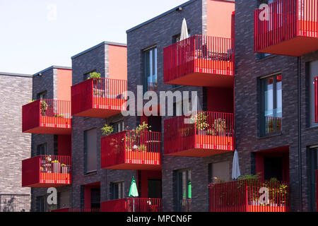 Deutschland, Köln, rot Balkon der Wohnung Gebäude Clouth 3 im Clouth Viertel im Bezirk Nippes, Kister Scheithauer Gross Architekten. Stockfoto