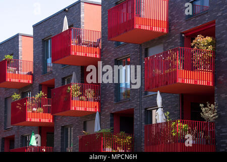Deutschland, Köln, rot Balkon der Wohnung Gebäude Clouth 3 im Clouth Viertel im Bezirk Nippes, Kister Scheithauer Gross Architekten. Stockfoto