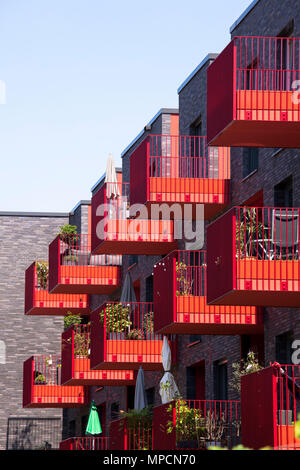 Deutschland, Köln, rot Balkon der Wohnung Gebäude Clouth 3 im Clouth Viertel im Bezirk Nippes, Kister Scheithauer Gross Architekten. Stockfoto