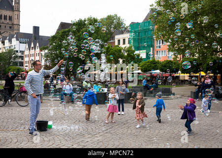 Europa, Deutschland, Köln, Mann macht Seifenblasen am Rhein Garten im alten Teil der Stadt. Europa, Deutschland, Koeln, Mann macht Seifenblasen Stockfoto