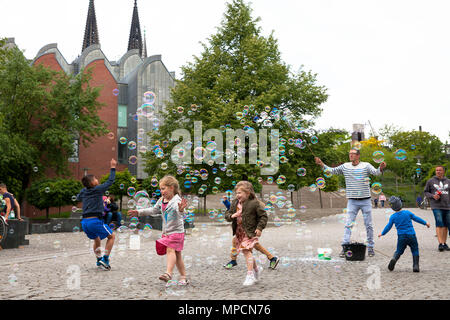 Europa, Deutschland, Köln, Mann macht Seifenblasen am Rhein Garten im alten Teil der Stadt. Europa, Deutschland, Koeln, Mann macht Seifenblasen Stockfoto