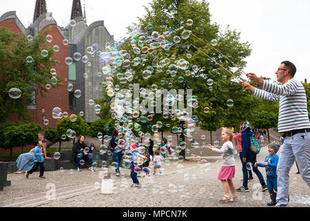 Europa, Deutschland, Köln, Mann macht Seifenblasen am Rhein Garten im alten Teil der Stadt. Europa, Deutschland, Koeln, Mann macht Seifenblasen Stockfoto