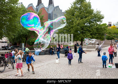 Europa, Deutschland, Köln, Mann macht riesige Seifenblasen am Rhein Garten im alten Teil der Stadt. Europa, Deutschland, Koeln, Mann macht grosse Stockfoto