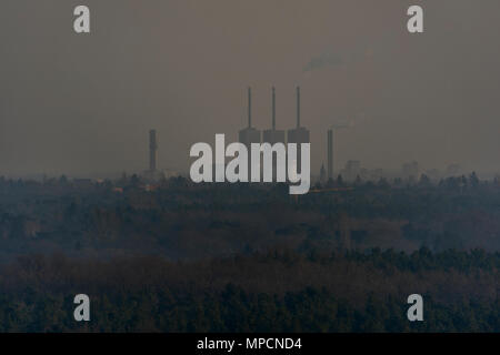 Ein Blick auf power station Berlin-Wilmersdorf aus dem Drachenberg in Grünewald, Berlin 2018. Stockfoto