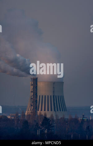 Ein Blick auf das Kraftwerk Reuter West aus dem Drachenberg in Grünewald, Berlin 2018. Stockfoto