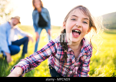 Ein kleines Mädchen mit ihrem älteren Großeltern außerhalb Spaß in der Natur. Stockfoto
