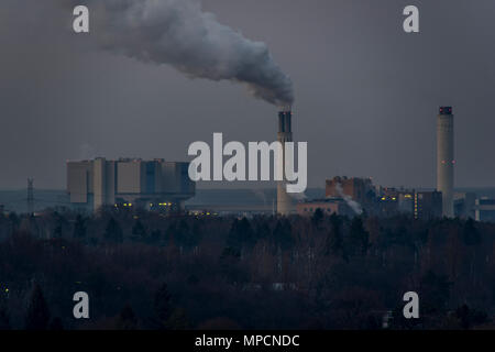 Ein Blick auf das Kraftwerk Reuter West aus dem Drachenberg in Grünewald, Berlin 2018. Stockfoto