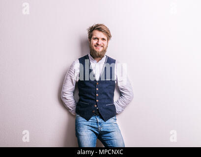 Portrait einer jungen hipster Mann in einem Studio. Kopieren Sie Platz. Stockfoto