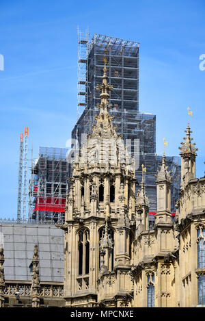 Elizabeth Tower, Big Ben, ummantelt von Gerüsten während der Sanierung Gebäude arbeiten. Palast von Westminster Mauerwerk. Struktur. Im gotischen Stil Kalkstein Stockfoto