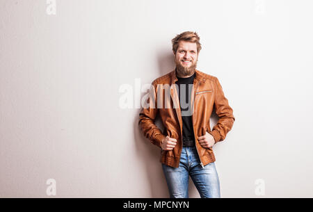 Portrait einer jungen hipster Mann in einem Studio. Kopieren Sie Platz. Stockfoto