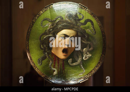 Malerei "Medusa" von italienischen Barock Maler Caravaggio aus der Zeit um 1597 datiert, die in den Uffizien (Galleria degli Uffizi) in Florenz, Toskana, Italien. Stockfoto