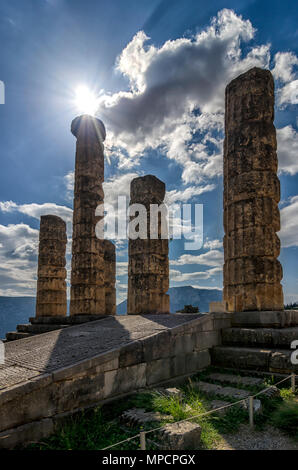 Delphi Stadt, Phocis - Griechenland. Der Tempel des Apollo (Olympischer Gott der Sonne in der griechischen Mythologie) an der archäologischen Stätte von Delphi Stockfoto