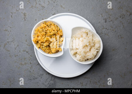 Fermentierter Kohl und Pickles für Nordamerikanische, deutsch y Chilenischen Hot Dogs. Stockfoto