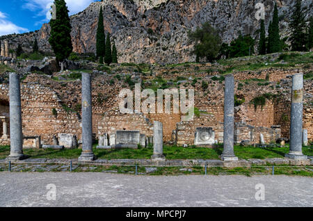 Delhpi Stadt, Phocis - Griechenland. Die Römische Agora ist das erste Denkmal, das ein Besucher der Delphi Archäologische Stätte sieht Stockfoto