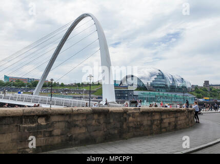 Ein Blick auf die Millennium Bridge und die Sage von der Seite des Newcastle Quayside, Newcastle, England, Großbritannien Stockfoto