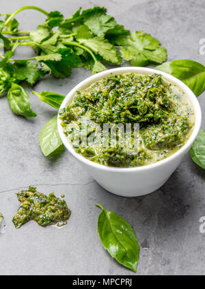 Grüne chimichurri Petersilie Basilikum Sauce. Schiefer Hintergrund Stockfoto