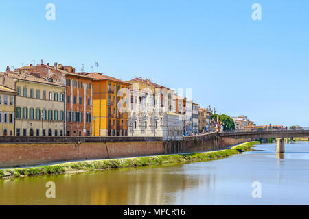 Santa Maria della Spina, eine kleine Kirche in der italienischen Stadt Pisa, am Ufer des Flusses Arno entfernt Stockfoto