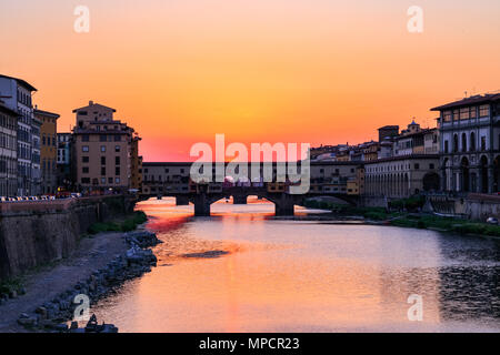 Sonnenuntergang am Ponte Vecchio (Alte Brücke) über den Fluss Arno in Florenz, Italien Stockfoto