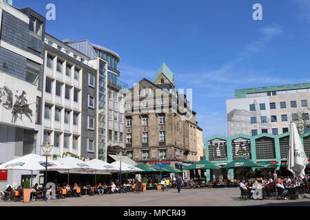 Dortmund, Ruhrgebiet, Nordrhein-Westfalen, Deutschland - 16 April 2018: Restaurants am Bläser Brunnen Stockfoto