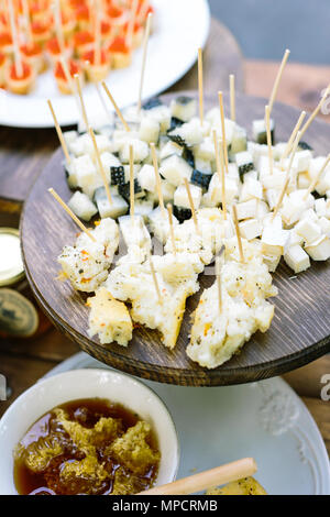 Aperitif, Essen, Tisch Konzept. köstlichen Wohltat für Gäste, Honigwabe, Häppchen von verschiedenen Arten von Käse und hausgemachtem Brot, tartl Stockfoto