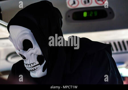 Person im Skelett Maske und schwarzer Motorhaube Stockfoto