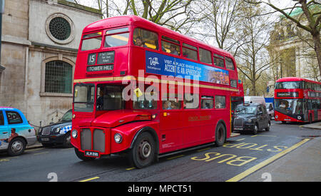 LONDON - 17. April: Rote Doppeldeckerbus auf der Canon Street in London am 17. April 2016 in London, Großbritannien. Diese dobledecker Bus ist einer der am meisten iconi Stockfoto