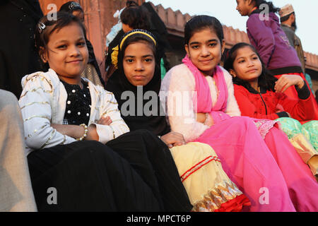 Indien, Neu-Delhi, muslimischen Mädchen sitzen auf der Treppe vor dem Eingang der Jama Masjid in der Altstadt von Delhi. Stockfoto