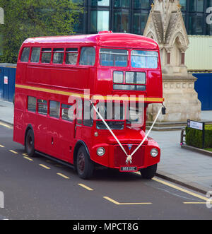 LONDON - 17. April: Rote Doppeldeckerbus auf der Canon Street in London am 17. April 2016 in London, Großbritannien. Die dobledecker Bus ist einer der kultigsten Stockfoto