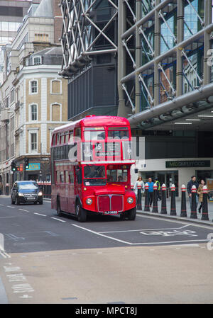 LONDON - 17. April: Rote Doppeldeckerbus auf der Canon Street in London am 17. April 2016 in London, Großbritannien. Diese dobledecker Bus ist einer der am meisten iconi Stockfoto