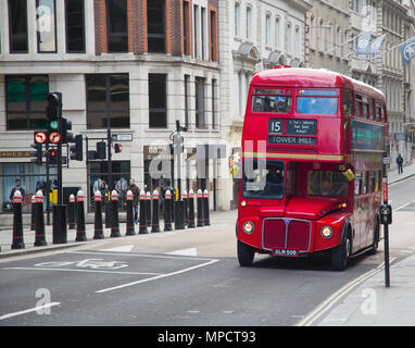 LONDON - 17. April: Rote Doppeldeckerbus auf der Canon Street in London am 17. April 2016 in London, Großbritannien. Diese dobledecker Bus ist einer der am meisten iconi Stockfoto