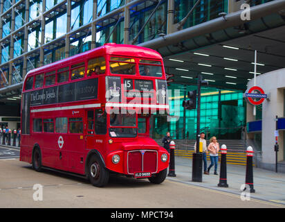 LONDON - 17. April: Rote Doppeldeckerbus auf der Canon Street in London am 17. April 2016 in London, Großbritannien. Diese dobledecker Bus ist einer der am meisten iconi Stockfoto