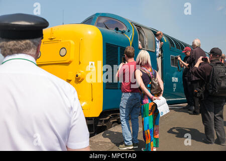 Diesel Gala bei Severn Valley Railway, Kidderminster. Bahnbegeisterte drängen sich auf der Plattform um einen Dieselmotor der Klasse 55 und fotografieren. Stockfoto