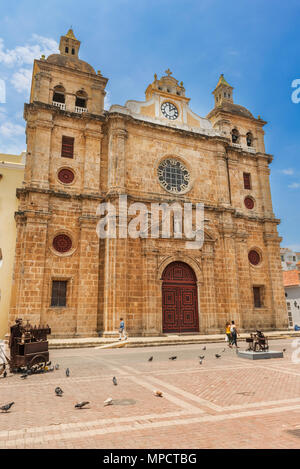 Cartagena, Kolumbien - 24. März 2017: Fassade der Iglesia de San Pedro Claver die Kirche und die zeitgenössischen Metall Skulpturen in Cartagena de Indien Stockfoto