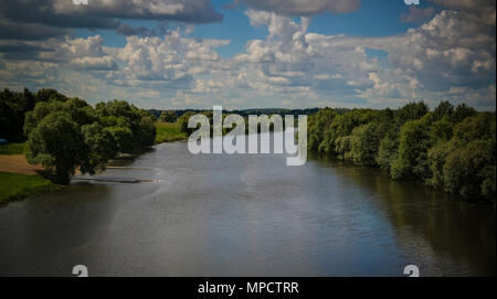 Luftaufnahme zu Osyotr Fluss, Nebenfluss der Oka River in der Nähe von zaraysk Stadt, Region Moskau, Russland, Stockfoto