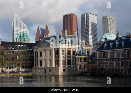 Den Haag, Niederlande - Februar 27,2015: Parlement von Holland, das Mauritshuis und Der kleine Turm der Ministerpräsident in einer Ansicht Stockfoto