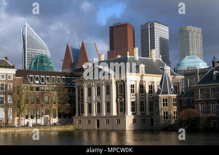 Den Haag, Niederlande - Februar 27,2015: Parlement von Holland, das Mauritshuis und Der kleine Turm der Ministerpräsident in einer Ansicht Stockfoto