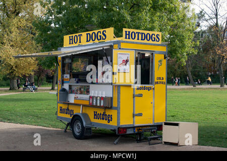 Amsterdam, Niederlande, 25. Oktober 2015: Hot Dog stand in den Vondelpark in Amsterdam. Stockfoto