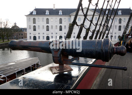 Amsterdam Die Niederlande, Februar -22-2015 eine Kanone auf dem Schiff der Vertrag von Amsterdam vor dem Maretime Museum Stockfoto