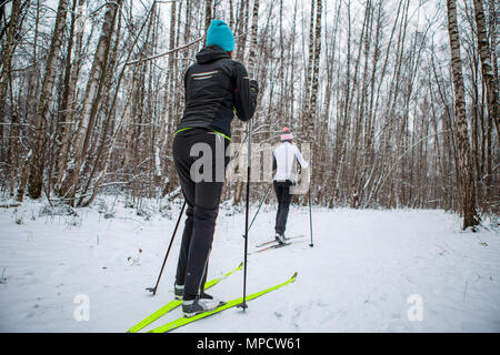 Bild des Sports zwei Frau Skifahren im Winter Wald Stockfoto