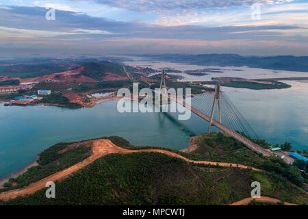 Luftaufnahme von Barelang Brücke eine Kette von sechs Brücken verschiedener Typen, die Inseln Batam bei Sonnenaufgang anschließen, Indonesien Stockfoto