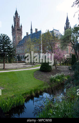 Den Haag, Niederlande - 30 April 2015: Der Frieden Palast ist der Sitz des Ständigen Schiedshofs, der Internationale Gerichtshof der Vereinigten Stockfoto