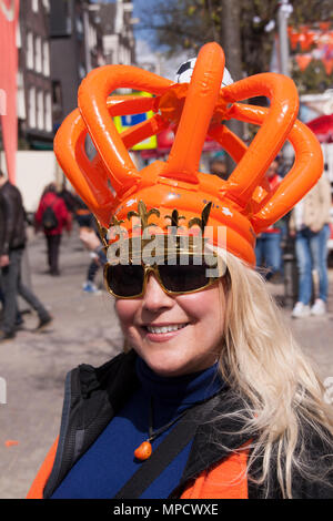 Amsterdam, Niederlande - 27 April 2015: Person feiert kingsday in Outfit Stockfoto