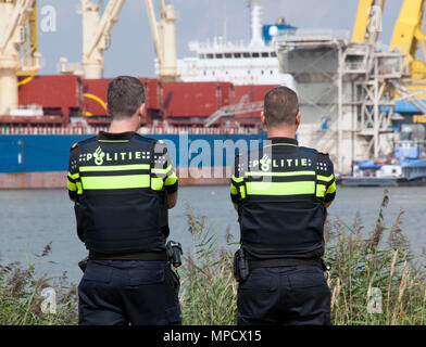 Amsterdam, Niederlande - 19 August 2015: Zwei Polizisten auf Streife im Hafen von Rotterdam Stockfoto