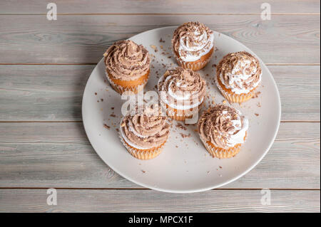 Vanille Cupcakes mit Schokoladencreme Ende nachfüllen. hausgemachte Backen Stockfoto