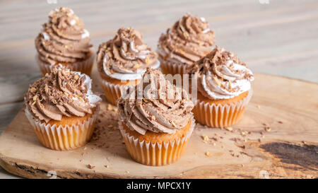 Vanille Cupcakes mit Schokoladencreme Ende nachfüllen. Hausgemachte backen. Banner Stockfoto