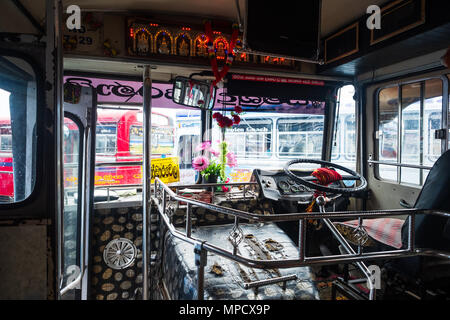 Katunayake, Sri Lanka - 11. April 2018: In der asiatischen Bus am Busbahnhof Stockfoto