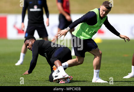 England's Kieran Trippier (rechts) und Danny Rose Kampf um den Ball und während des Trainings im St George's Park, Burton. Stockfoto