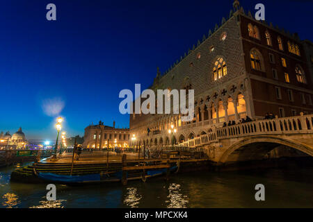 Venedig, Italien - 02 Januar 2018: Nacht Ansicht des Palazzo Ducale und Basilica della Salute Stockfoto